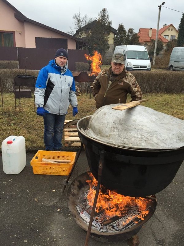 На Волині волонтери зібрали понад 54 тисячі для військових. ФОТО