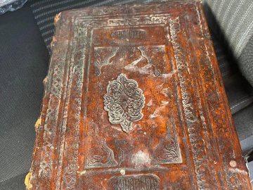 Через волинську митницю намагалися незаконно вивезти Євангеліє. ФОТО