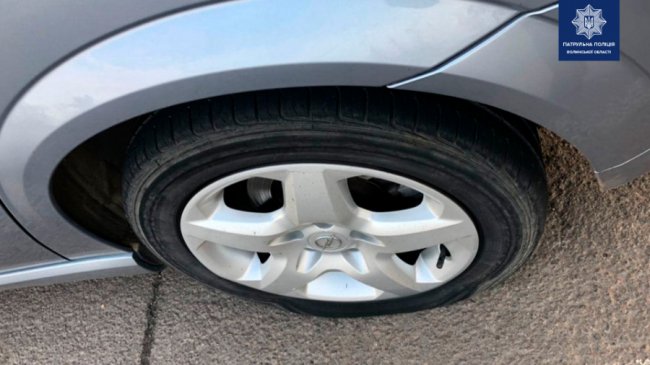 Волинські патрульні допомогли водійці замінити шину в автомобілі