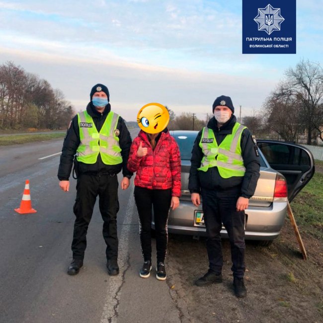 Волинські патрульні допомогли водійці замінити шину в автомобілі
