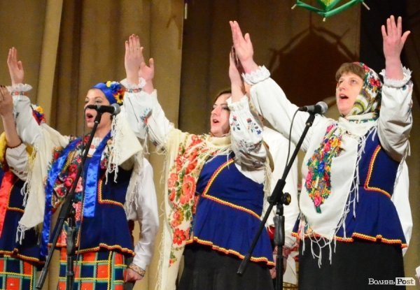 На «Різдві у Луцьку» вогнем з Віфлеєму підпалили майже 2-метрову свічку. ФОТО