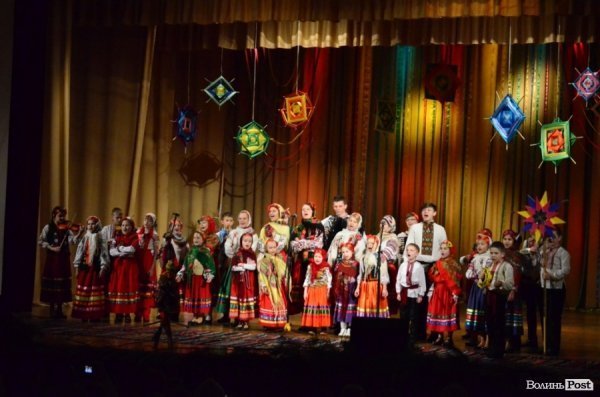 На «Різдві у Луцьку» вогнем з Віфлеєму підпалили майже 2-метрову свічку. ФОТО