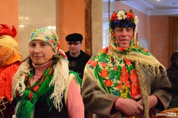 На «Різдві у Луцьку» вогнем з Віфлеєму підпалили майже 2-метрову свічку. ФОТО