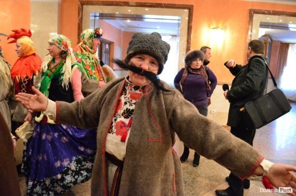 На «Різдві у Луцьку» вогнем з Віфлеєму підпалили майже 2-метрову свічку. ФОТО