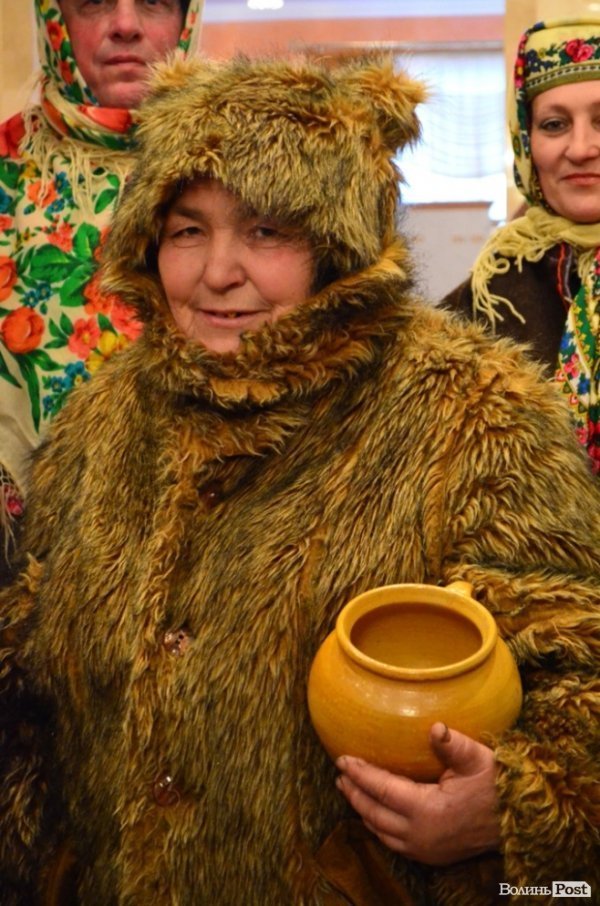 На «Різдві у Луцьку» вогнем з Віфлеєму підпалили майже 2-метрову свічку. ФОТО