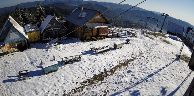 У Карпатах досі лежить сніг: фото мальовничих краєвидів