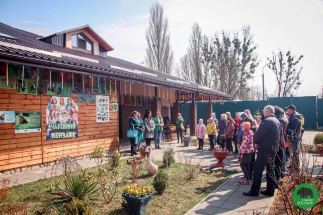 Юні луцькі художники презентували виставку робіт у луцькому зоопарку. ФОТО