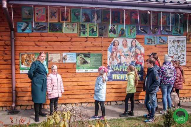 Юні луцькі художники презентували виставку робіт у луцькому зоопарку. ФОТО