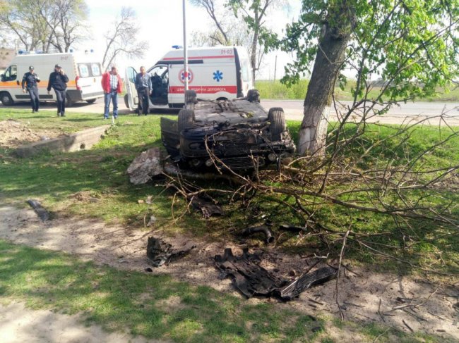 Поблизу Луцька перекинулася автівка, є потерпілі. ФОТО