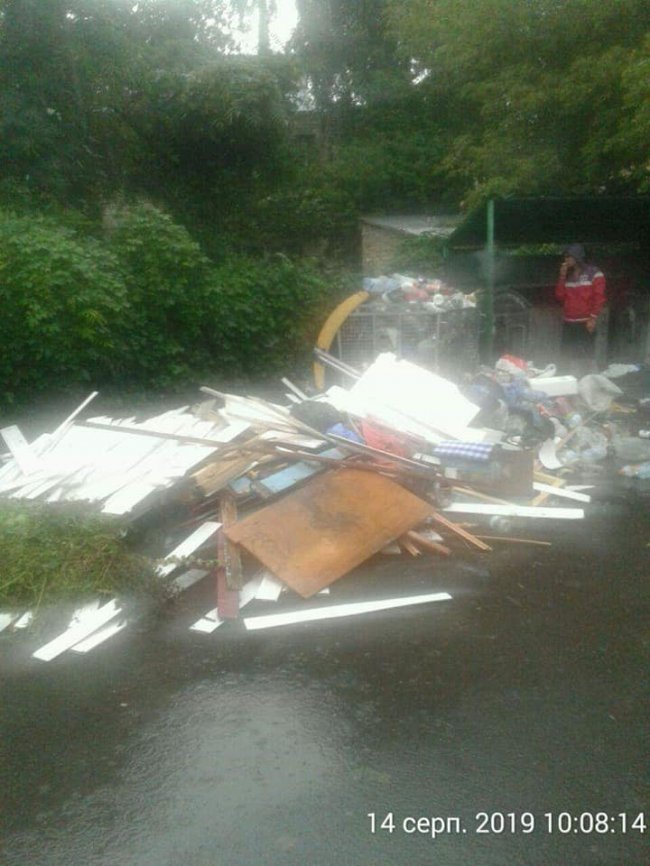 Лучани «здали» муніципалам сусіда, який викинув у дворі будівельне сміття. ФОТО