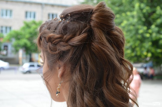 Квіти у волоссі та легкі «хвилі»: зачіски луцьких випускниць. ФОТО