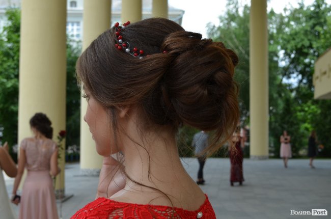 Квіти у волоссі та легкі «хвилі»: зачіски луцьких випускниць. ФОТО
