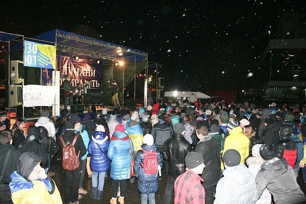 У Луцьку музиканти розважали люд на Євромайдані. ФОТО