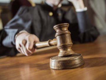 Судили волинянина, який справляв потребу у школі