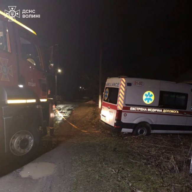 На Волині на бездоріжжі застрягла «швидка»