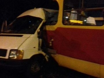 Маршрутка потрапила в аварію: постраждали п'ятеро людей. ФОТО. ВІДЕО