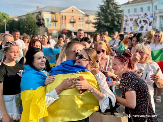 У місті на Волині зустріли воїна, який повернувся з російського полону. ФОТО