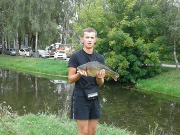 Муніципали змусили рибного браконьєра у Луцьку відпустити здобич у річку. ФОТО