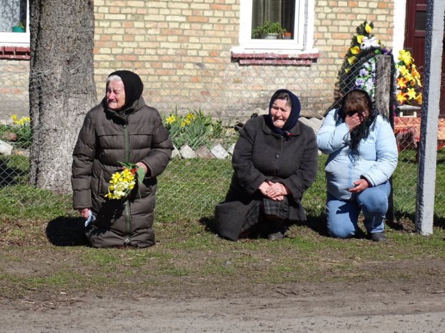 Навколішки проводжала уся громада: на Волині попрощалися із полеглим за Україну воїном