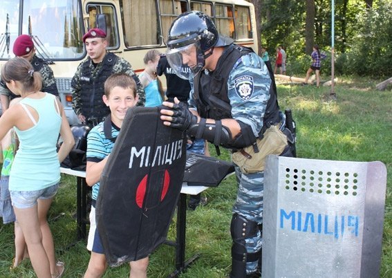 «Беркутівці» влаштували шоу в дитячому таборі. ФОТО