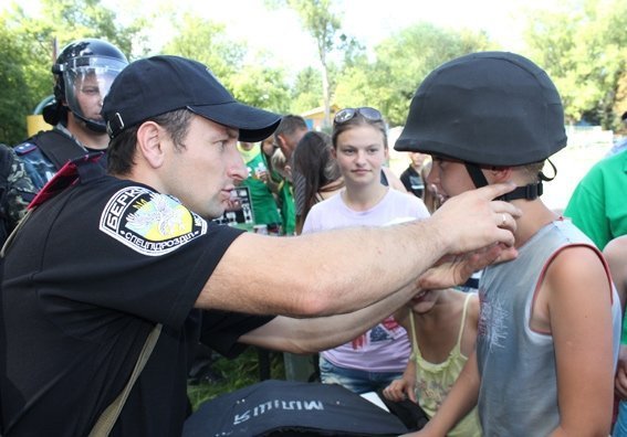«Беркутівці» влаштували шоу в дитячому таборі. ФОТО