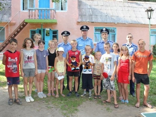 «Беркутівці» влаштували шоу в дитячому таборі. ФОТО