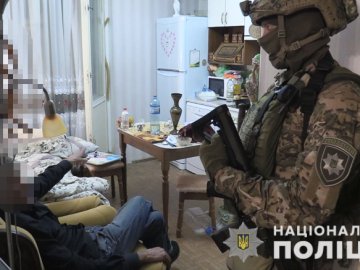 У Києві чоловік вдерся до чужої квартири і взяв у заручники жінку. ВІДЕО