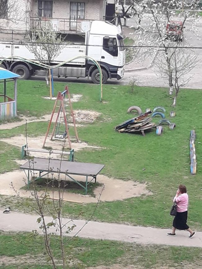 «Діти тепер граються досками», - лучанка обурюється діями муніципалів. ФОТО
