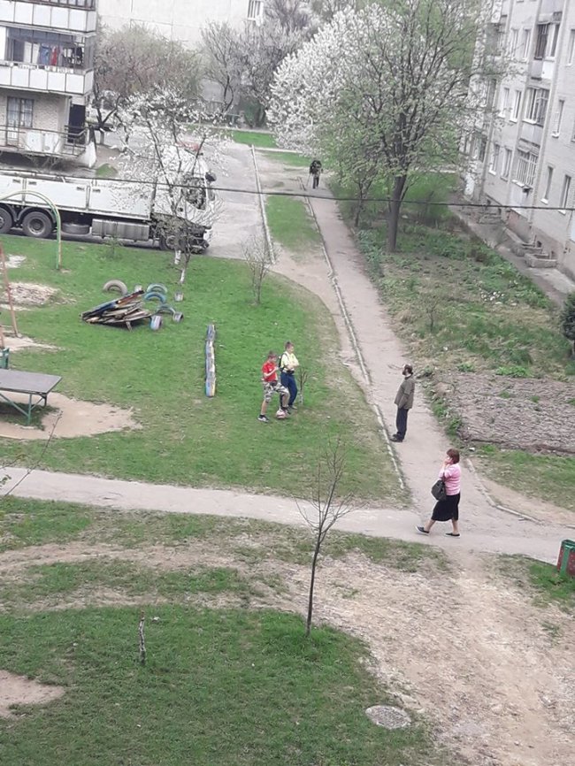 «Діти тепер граються досками», - лучанка обурюється діями муніципалів. ФОТО