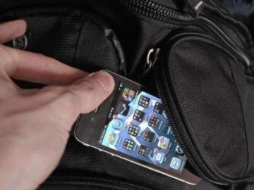 На Волині у чоловіка з кишені витягли дорогий телефон