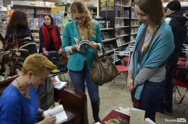 У Луцьку говорили про поезію «Ос» та «Аз» з Іриною Шуваловою. ФОТО