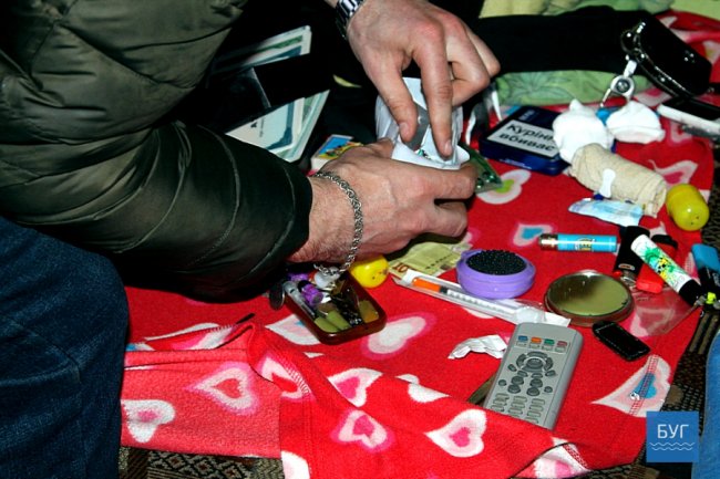 У місті на Волині - обшук у квартирі наркоторговців. ФОТО, ВІДЕО