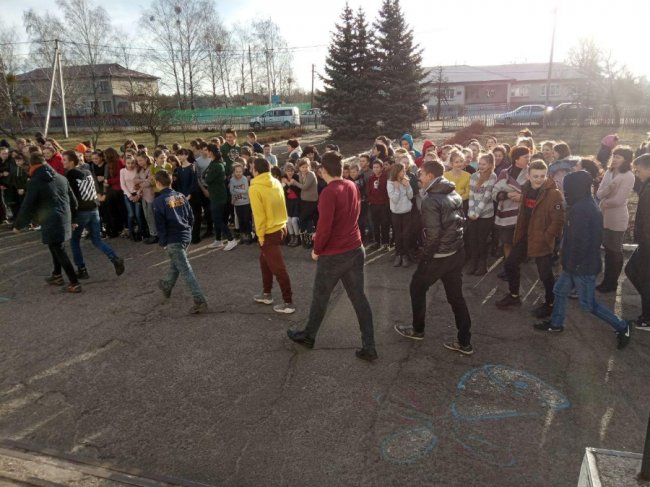 На Волині через «пожежу» зі школи евакуювали учнів. ФОТО