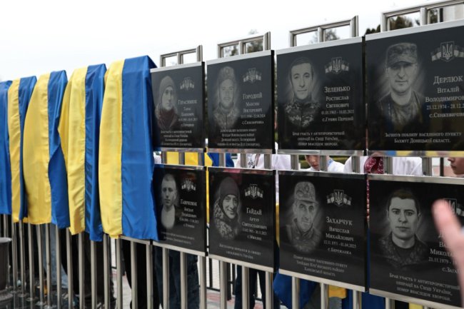 60 портретів воїнів, які віддали життя за Україну: у громаді на Волині відкрили Алею пам’яті 