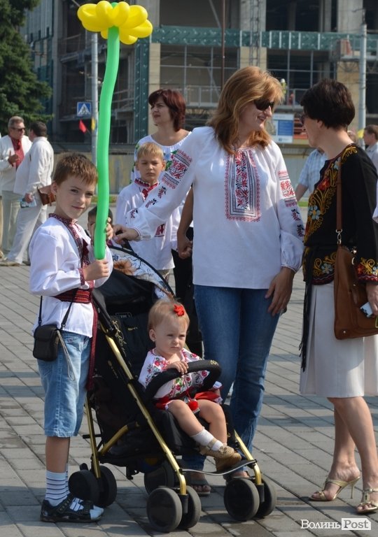 Лучани у вишиванках вибудували ключик від міста. ФОТО