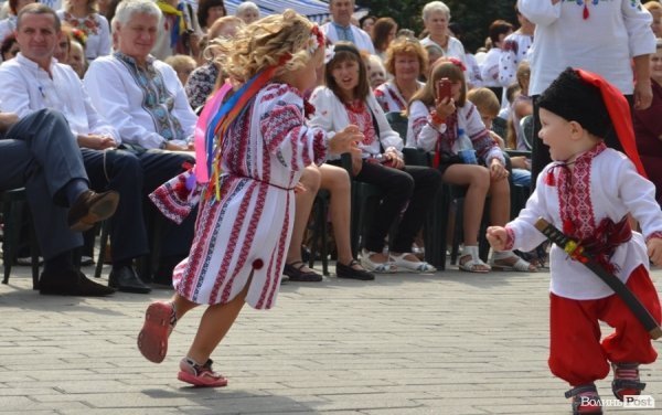 Лучани у вишиванках вибудували ключик від міста. ФОТО