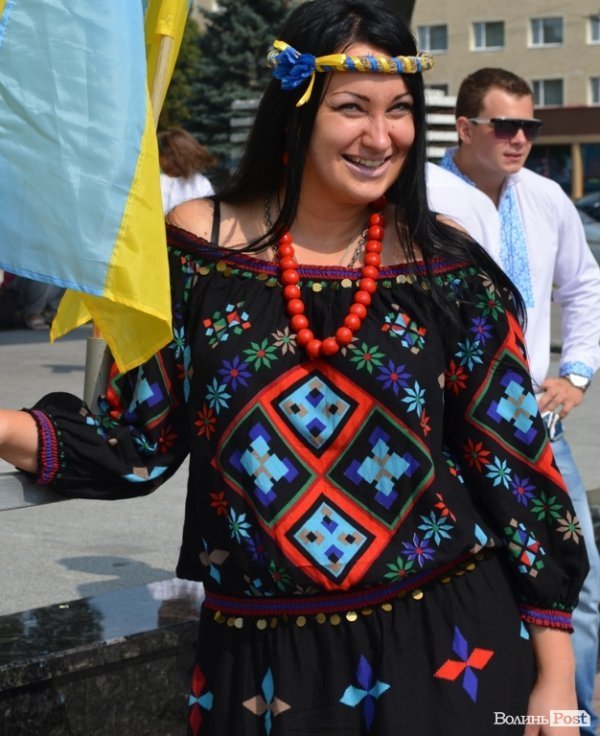 Лучани у вишиванках вибудували ключик від міста. ФОТО