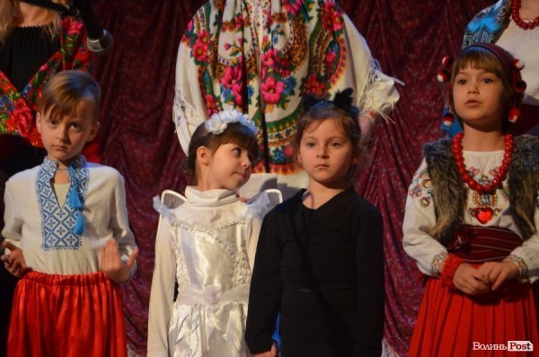 У Луцьку лунали колядки під волинку. ФОТО