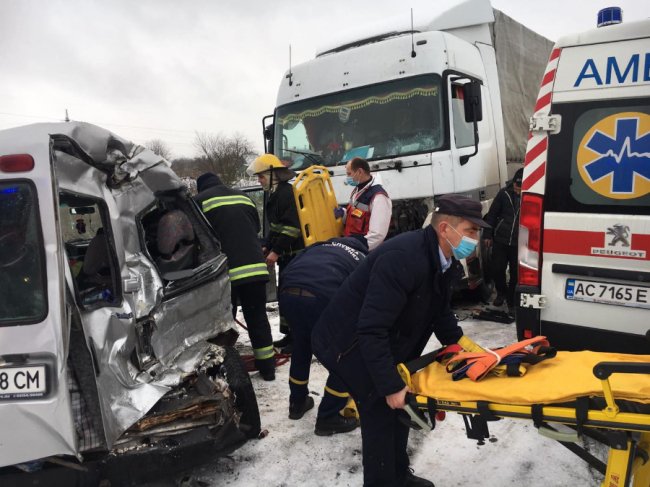 На Волині через ожеледицю на дорогах декілька автомобілів опинились у кюветах. ФОТО