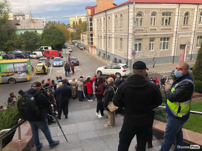 Під мерією Луцька – мітинг проти «коронавірусного» блоку у пологовому. ФОТО
