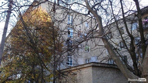 Переполох у луцькому гуртожитку: дим налякав сусідів. ФОТО