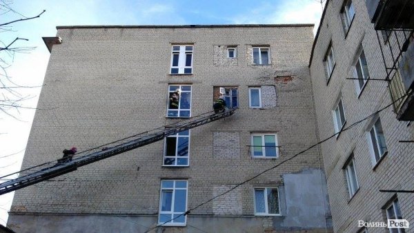 Переполох у луцькому гуртожитку: дим налякав сусідів. ФОТО