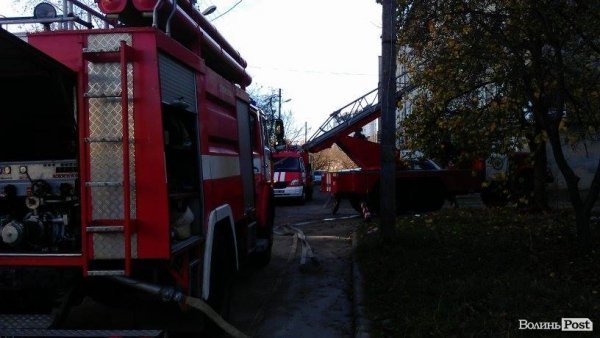 Переполох у луцькому гуртожитку: дим налякав сусідів. ФОТО