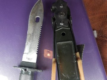 На волинських пунктах пропуску у двох автівках знайшли холодну зброю