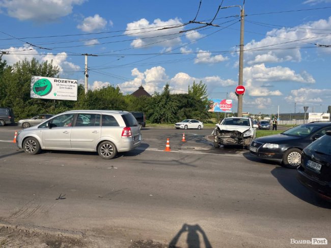 На виїзді з Луцька – аварія з потерпілими 