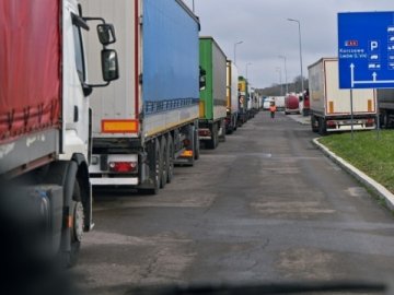 Блокада триває: у черзі на кордоні з Польщею стоять 2,5 тисячі вантажівок