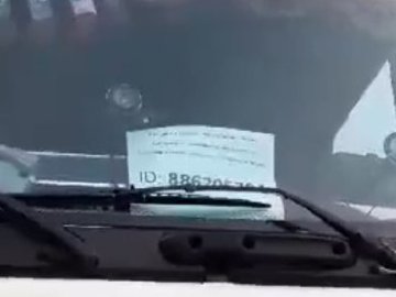 Польські протестувальники розвернули вантажівку з автомобілями для ЗСУ. ВІДЕО