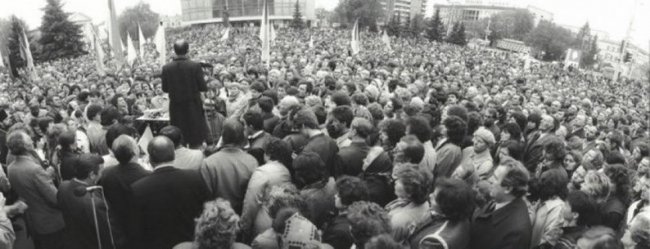 Мітинг на Театральному майдані у Луцьку, 90-ті роки XX століття. Віктор Чухрай