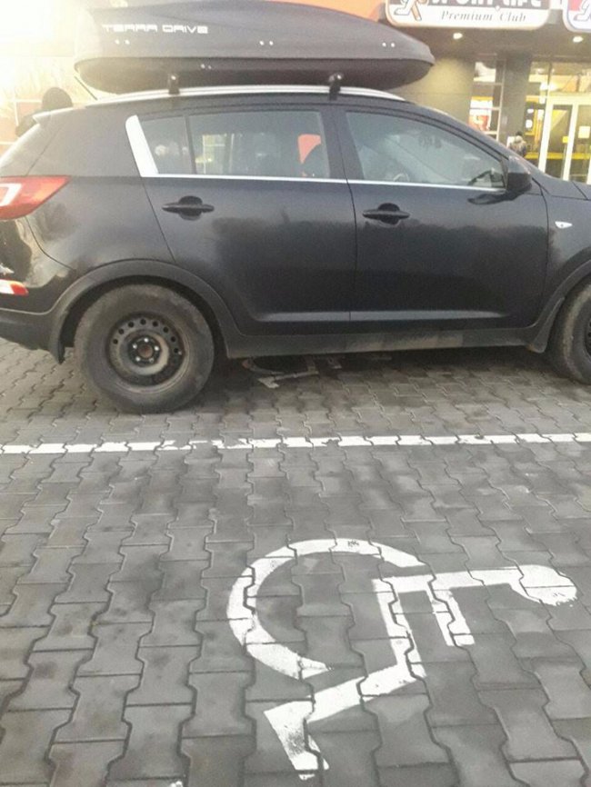 Перетнув подвійну і став на місці інваліда: у Луцьку оштрафували водія