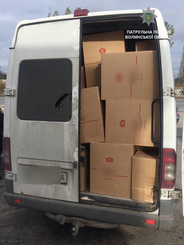 У Луцьку спіймали правоохоронця з повним авто контрафакту. ФОТО